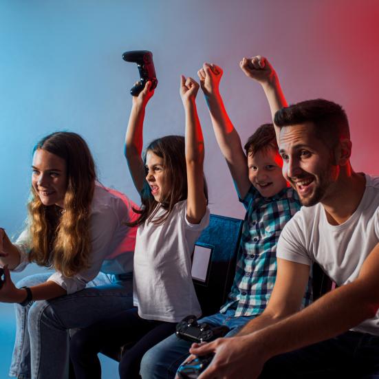 Familie som spiller Playstation