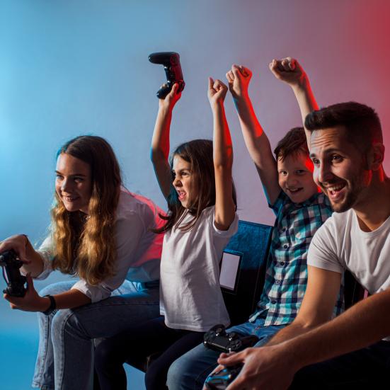 Familie som spiller Playstation