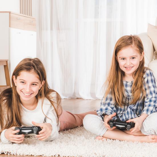 2 børn spiller Playstation