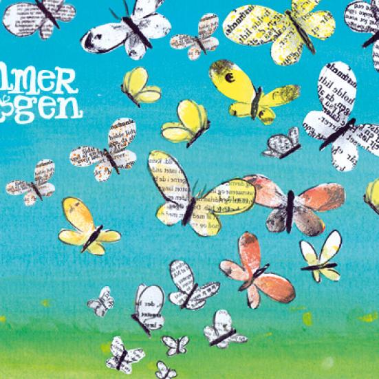 Illustration med papirklip-butterflies af bogsider, der flyver over en blå himmel og grøn mark – med teksten ‘Sommerbogen’.