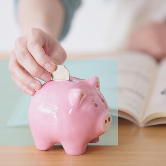 Sparegris og hånd med penge