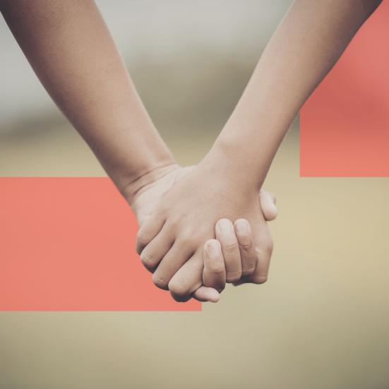 To børn holder i hånd.