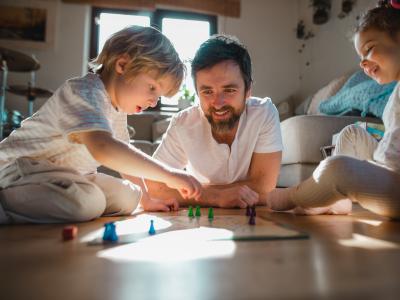 Familie med brætspil