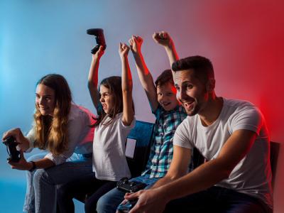 Familie som spiller Playstation