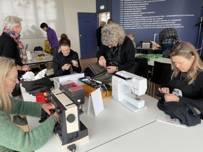 Damer ved symaskiner