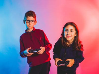 Børn som spiller Playstation