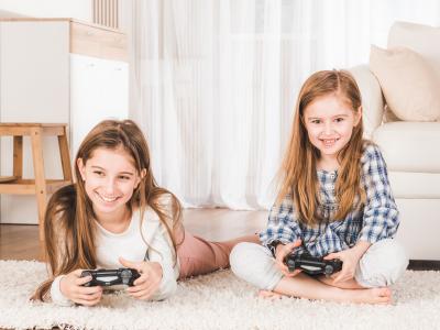 2 børn spiller Playstation
