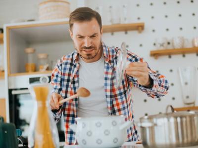 En mand er i panik over hvad han finder i sin gryde. 