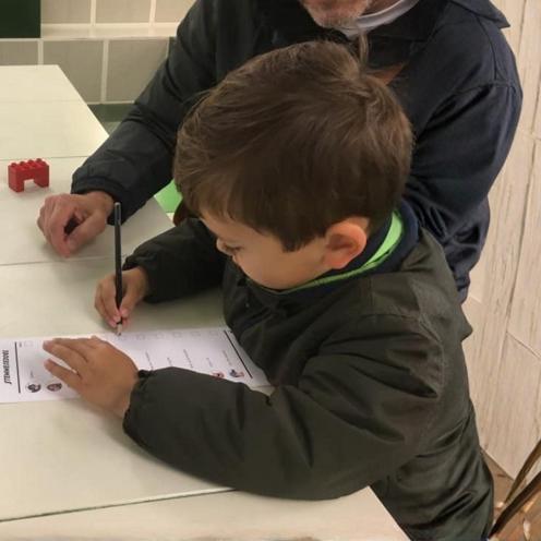 Dreng udfylder stemmeseddel til Børnevalget