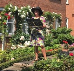 Heidi læser højt i Ernsts have