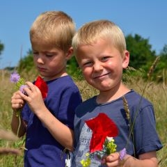 Børn med blomster