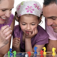 Familie som spiller brætspil