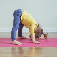 Barn der dyrker yoga