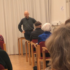 Kim Leine med publikum i Vissenbjerg